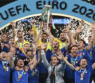 Los jugadores de Italia celebran con el trofeo de la Eurocopa.