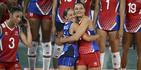 Shara Venegas y Pilar Victoriá se abrazan en el centro de la cancha al concluir el torneo de voleibol de los Juegos Centroamericanos y del Caribe.
