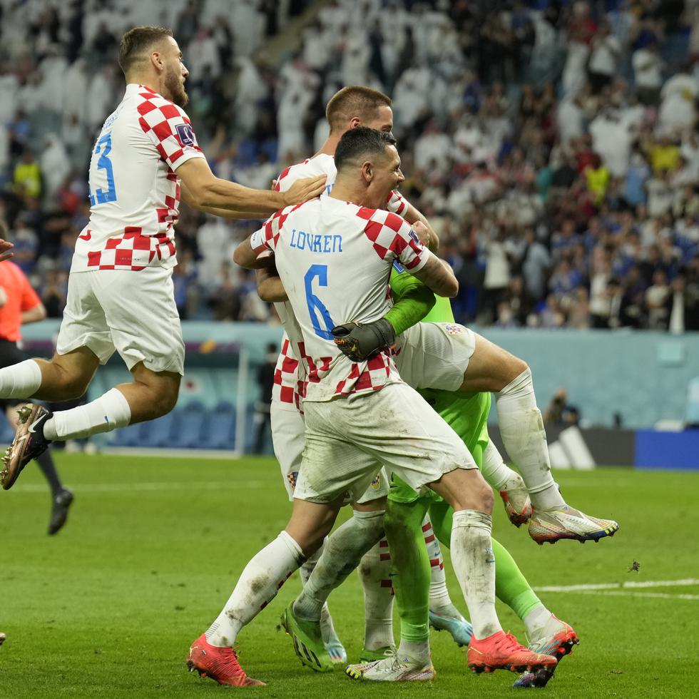 Los jugadores de Croacia celebran la victoria por penales ante Japón en los octavos de final del Mundial.