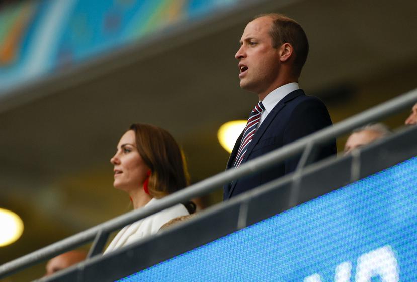 William -en la imagen junto a su esposa Kate- dijo que debe condenarse a los que profirieron los insultos. (Foto: AP)