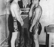 Pedro Montañez, a la derecha, conversa con   Jack “Kid” Berg durante un pesaje en la Comisión Atlética de Nueva York previo a su combate de 1939. (Foto cortesía / Libro La Verdadera Historia de Pedro Montañez)