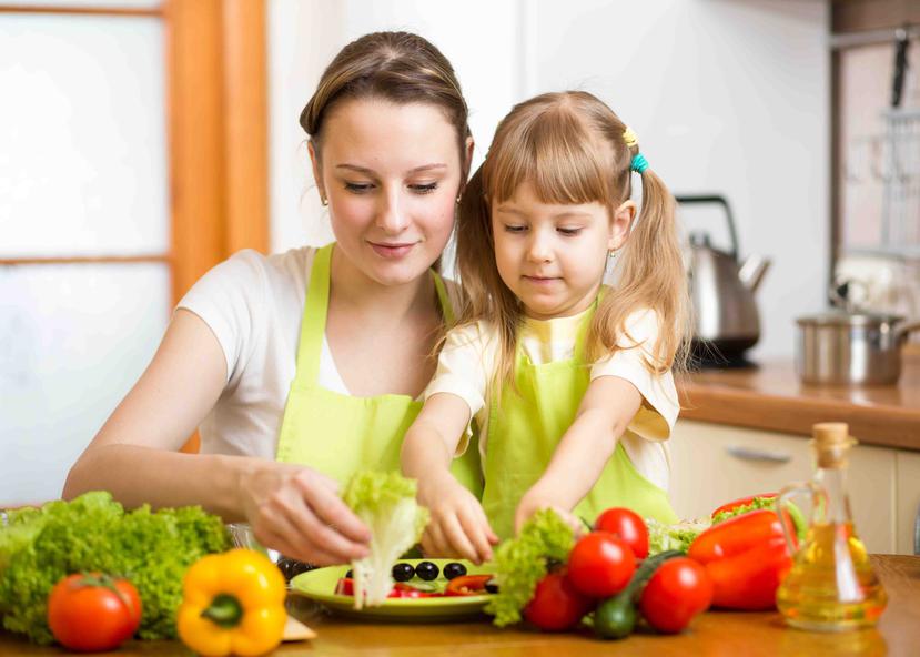 Si tus niños/as están grandecitos, pídeles que te ayuden a cocinar. (Shutterstock.com)