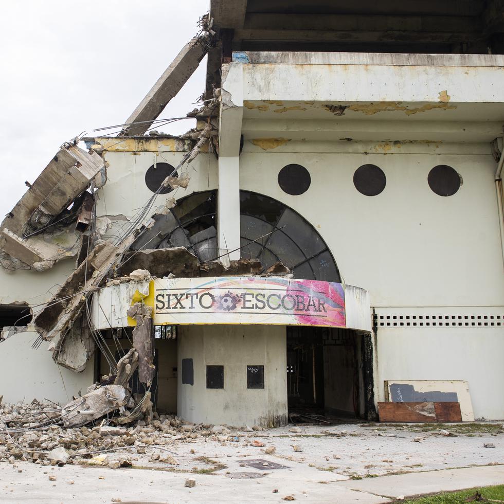 La demolición en el estadio Sixto Escobar, en San Juan.