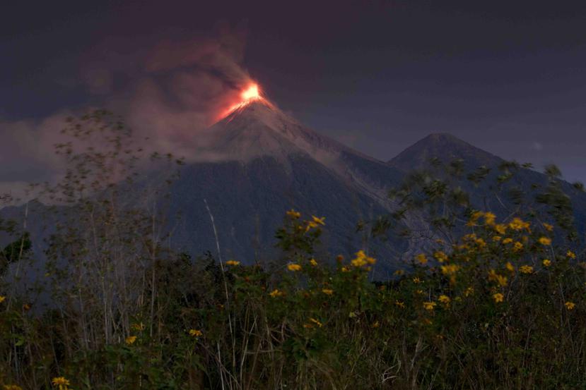 El Volcán de Fuego, arroja lava fundida caliente desde su cráter en Escuintla, Guatemala. (AP)