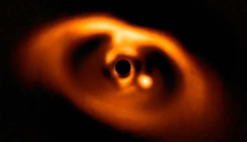 El joven planeta está haciéndose camino a través del disco primordial de gas y polvo que rodea a la joven estrella PDS 70. (Eso Astronomy).