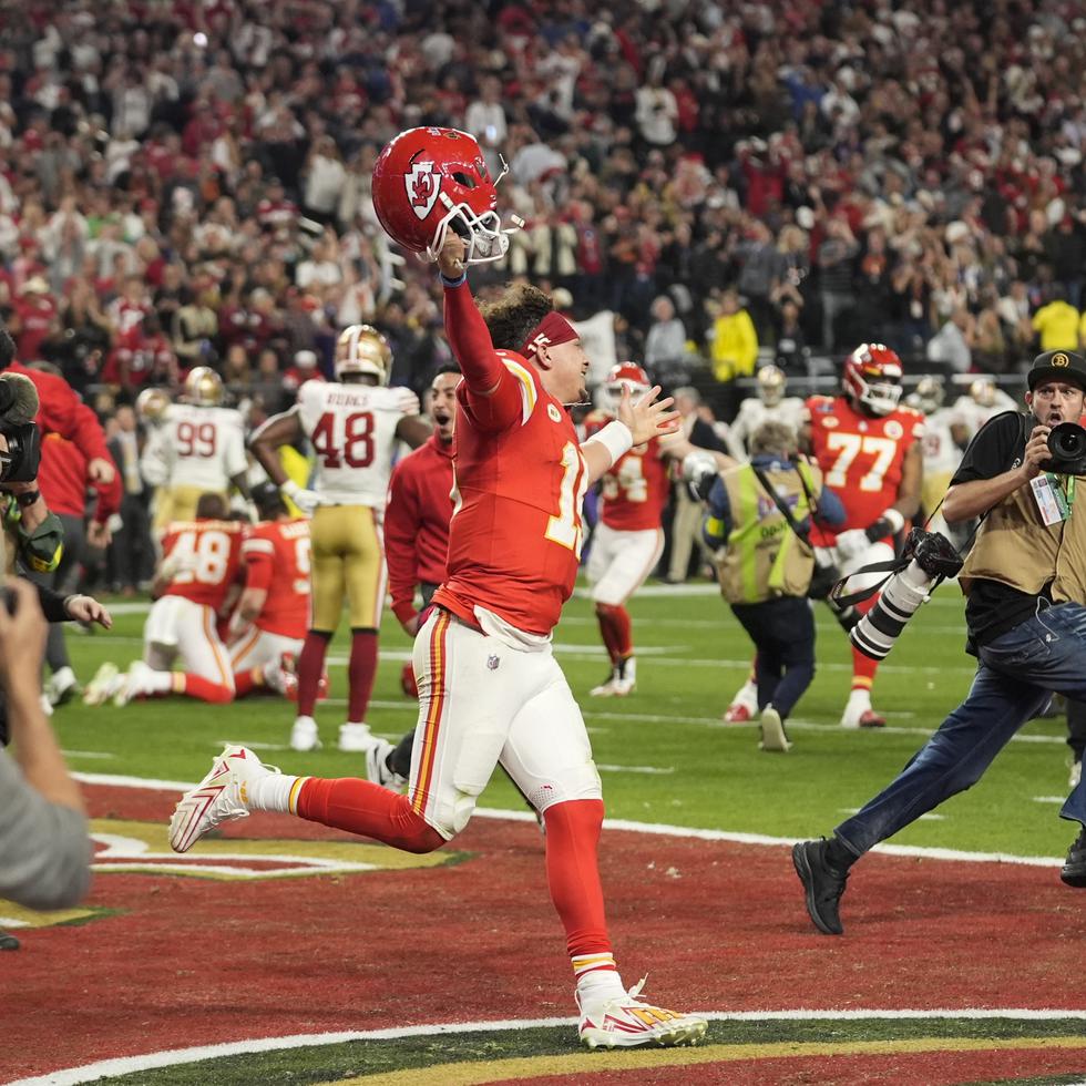 El quarterbacks de los Chiefs de Kansas City Patrick Mahomes celebra luego de finalizar el partido con la conquista del Super Bowl 58 de la NFL, el domingo sobre los 49ers de San Francisco.