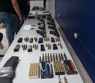Algunas de las armas y municiones ocupadas durante un operativo antidrogas en San Juan el martes, 17 de agosto de 2021.