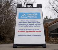Un cartel indica a los visitantes que la exhibición de aves está cerrada en el zoológico Blank Park en prevención por un brote de gripe aviar, en Des Moines, Iowa.