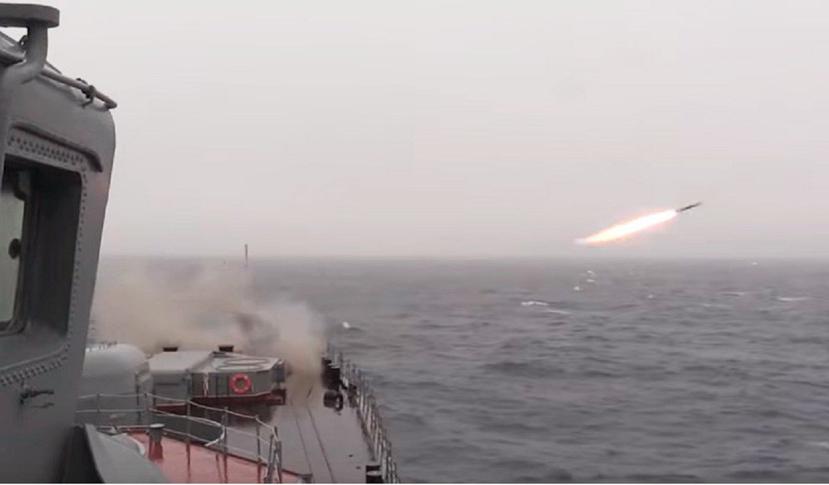 Un buque de la  Flota del Norte de la Armada de Rusia lanza un misil hipersónico Kinzhal. (Captura Vídeo)