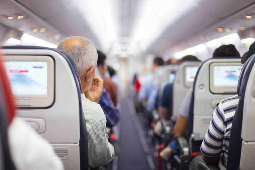 La lista, realizada por Expedia, la encabezan los pasajeros que golpean constantemente el asiento delantero con las rodillas o con los pies. (Foto: Shutterstock.com)