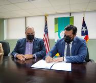 El secretario de la Vivienda, William Rodríguez, firma el acuerdo para capacitar al Departamento de Agricultura para administrar los fondos del programa ReGrow Puerto Rico, junto al secretario de Agricultura, Ramón Gozález.