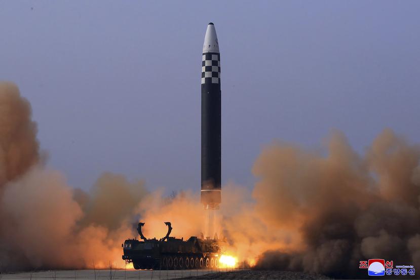 En esta imagen, distribuida por el gobierno de Corea del Norte, se muestra lo que se dice que es una prueba de lanzamiento del misil balístico intercontinental Hwasong-17, en una ubicación no revelada, en Corea del Norte, el 24 de marzo de 2022.