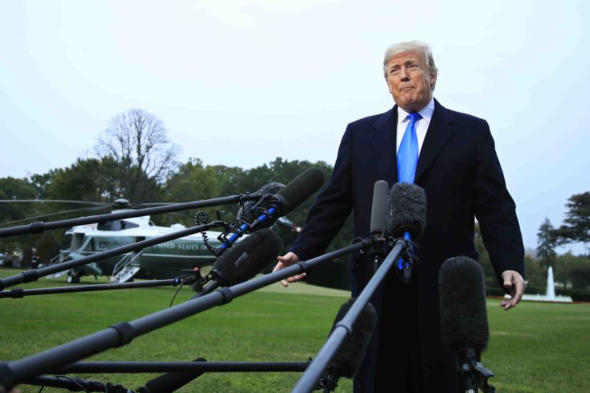 Donald Trump se dirige a la prensa antes de abandonar la Casa Blanca. (AP)