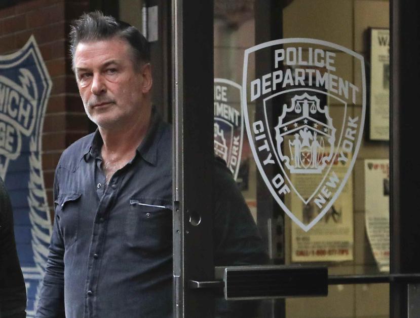 El actor Alec Baldwin saliendo del cuartel policial en Nueva York el 2 de noviembre del 2018. (AP)