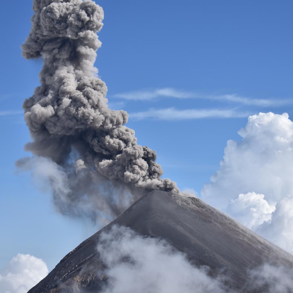 Erupción del Volcán de Fuego durante el asenso.