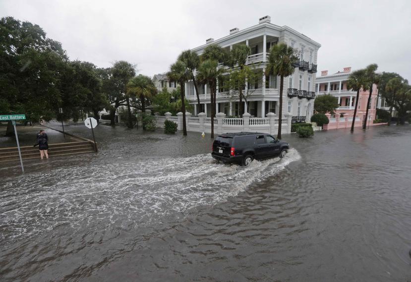 Calle con casas históricas inundada en Charleston, Carolina del Sur. (AP/Chuck Burton)