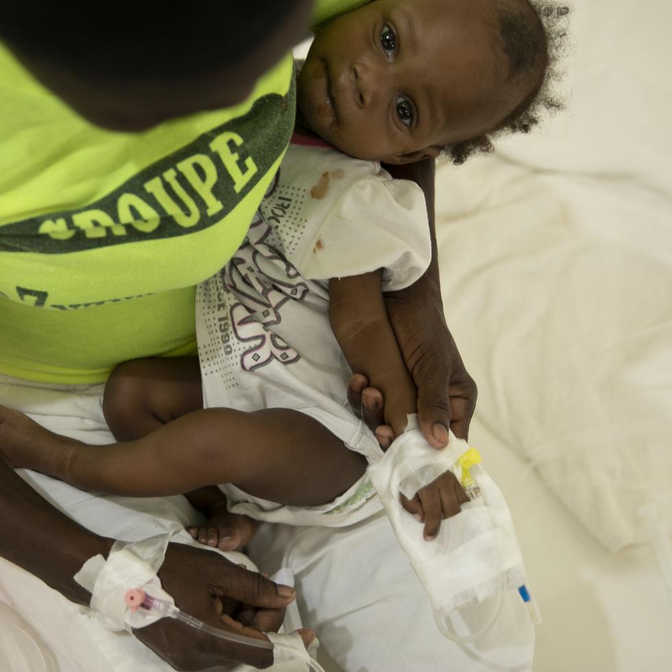 Un bebé enfermo de cólera recibe tratamiento en una clínica de Médicos sin Fronteras en Puerto Príncipe, Haití.