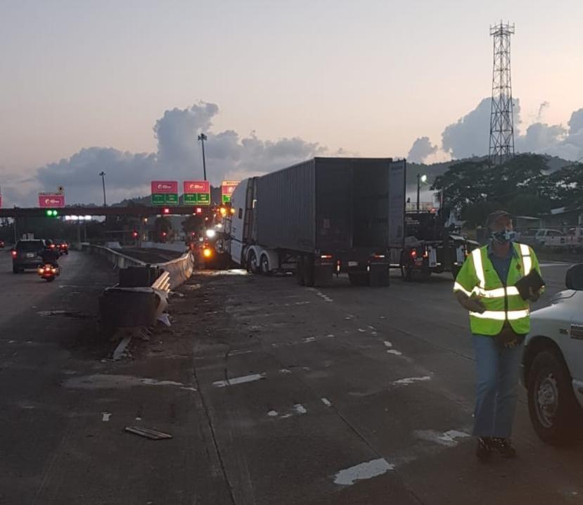 Un accidente con camión mantiene obstruidos los carriles de recarga en el peaje de Caguas Norte este martes, 6 de octubre de 2020.