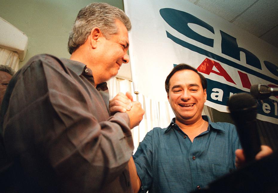 En esta foto de 1999, Misla Aldarondo saluda al expresidente de Senado, Charle Rodríguez.