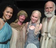 El actor de "Game of Thrones", Darren Kent (segundo de izquierda a derecha), murió a los 36 años, en la foto con Emilia Clarke.