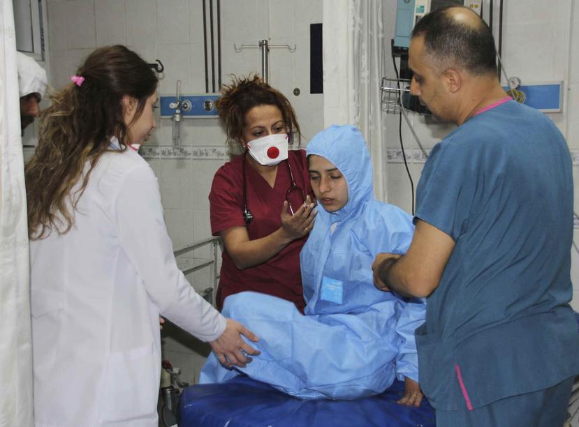 Médicos turcos revisan a una víctima de un supuesto ataque con armas químicas en Idlib, Siria, en un hospital local en Reyhanli, Hatay, Turquía. (AP)