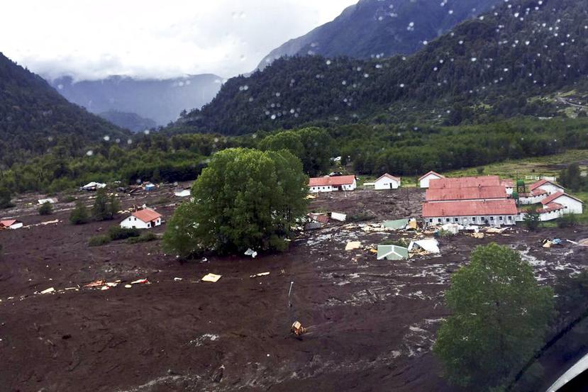 Diversas casas quedaron sepultadas o dañadas debido a un alud de lodo, tierra y piedras en el poblado de Villa Santa Lucía, en la región de Los Lagos, en el sur de Chile (AP).