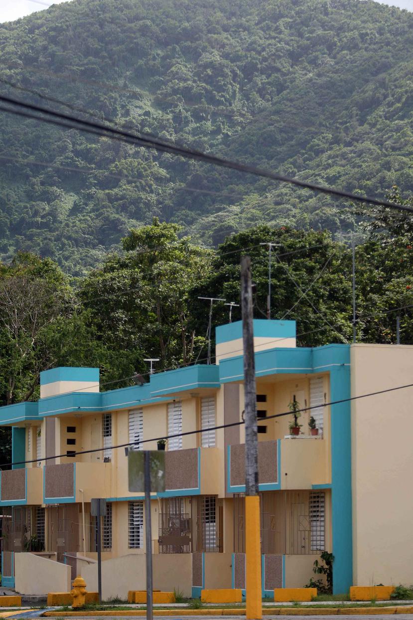 Varias personas fueron arrestadas en el residencial Doctor Víctor Berríos, en Yabucoa, luego de un intercambio de disparos entre varios sujetos que caminaban armados por el caserío y agentes de la Policía. (GFR Media)