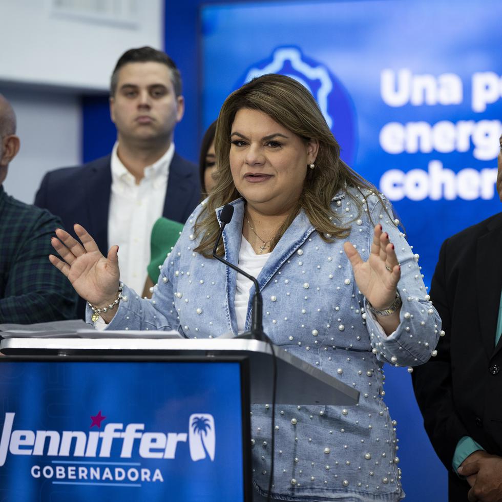 Jenniffer González (centro) estuvo acompañada del representante Carlos “Johnny” Méndez, el cabildero por la estadidad Roberto Lefranc Fortuño y el exsenador Nelson Cruz.