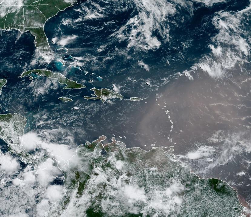 Imagen satelital de la capa de polvo del Sahara que se avecina a Puerto Rico. (Captura / NOAA)