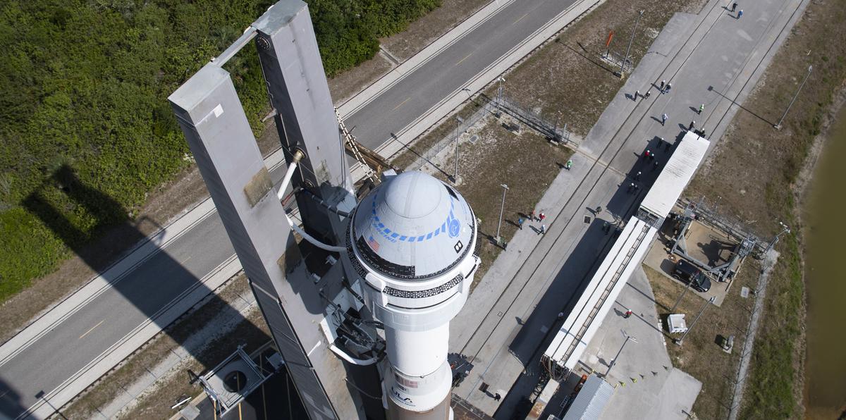 El cohete y nave abandonaron un hangar para comenzar su lento traslado encima de una gran plataforma rodante al complejo de lanzamiento de la Estación de la Fuerza Espacial de Cabo Cañaveral, en Florida.