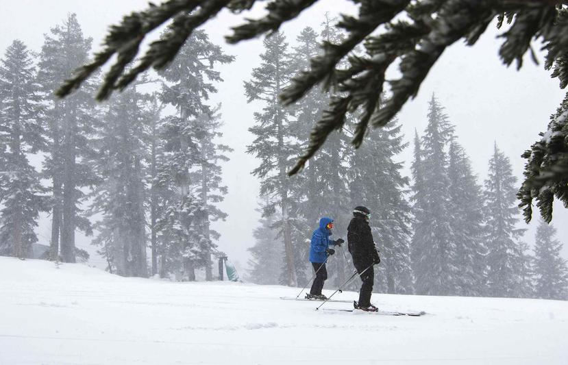 Los picos nevados más altos de la Sierra Nevada recibieron entre uno y dos pies de nieve, suficientes para tener felices a esquiadores. (AP)