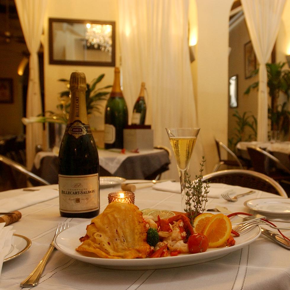 El nombre del reconocido restaurante francés son los números del edificio que ocupa en la calle Fortaleza en la Ciudad Amurallada. En la foto uno de los platos, langosta al 'Papillotes' en jugo de trufas.