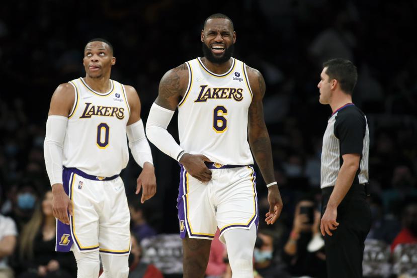 El alero de los Lakers de Los Ángeles LeBron James gesticula luego de anotar durante el partido de la NBA contra los Pistons de Detroit.