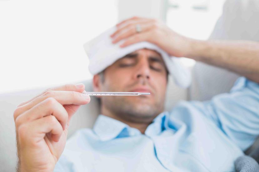 La fiebre es uno de los síntomas comunes de COVID-19 y otras enfernedades infecciosas.  (Shutterstock)