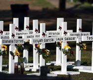 Cruces con los nombres de las víctimas en el exterior de la Escuela Primaria Robb, en Uvalde, Texas, el 26 de mayo de 2022.