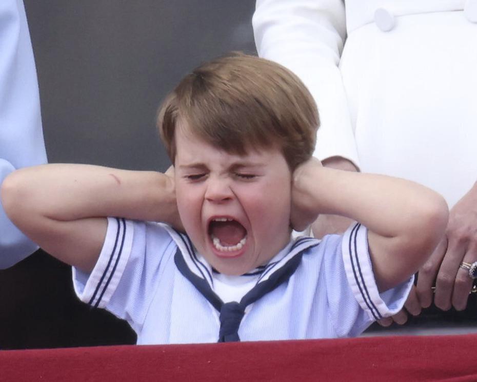 El pequeño se robó la atención de los asistentes son sus gestos y expresiones durante el desfile militar en honor a los 70 años en el trono de la reina Elizabeth II.