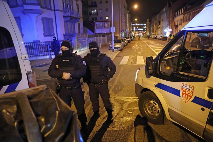 Policías franceses, durante un operativo en el distrito Neudorf, en Estrasburgo, Francia. (EFE)