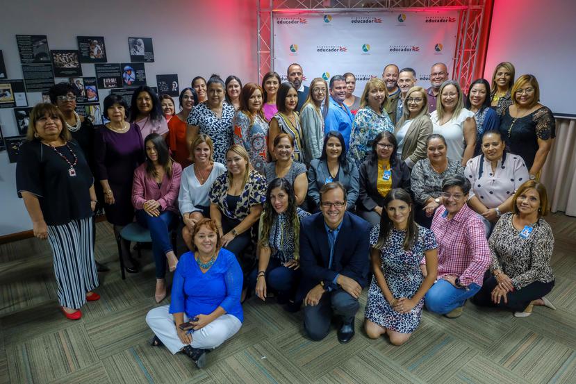 Parte del grupo de directores y maestros y personal de GFR Media, en  la actividad de El Nuevo Día Educador, en Ponce.