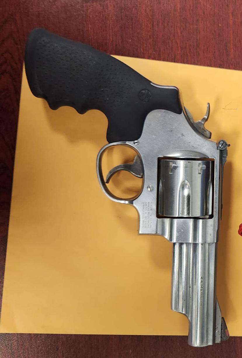 Al hombre se le ocupó un revolver Smith & Wesson calibre 44.