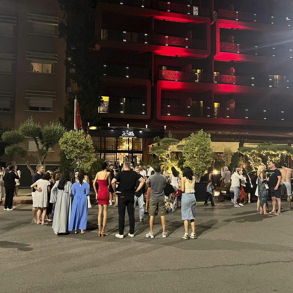 Turistas se refugian afuera de un hotel después de un terremoto en Marrakech, Marruecos, el viernes 8 de septiembre de 2023.