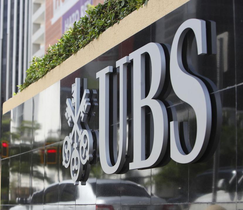 A septiembre pasado, los activos de clientes en UBS rondaban los $8,000 millones, cerca de la mitad de los $16,393 millones que manejaba en 2012. (Archivo)