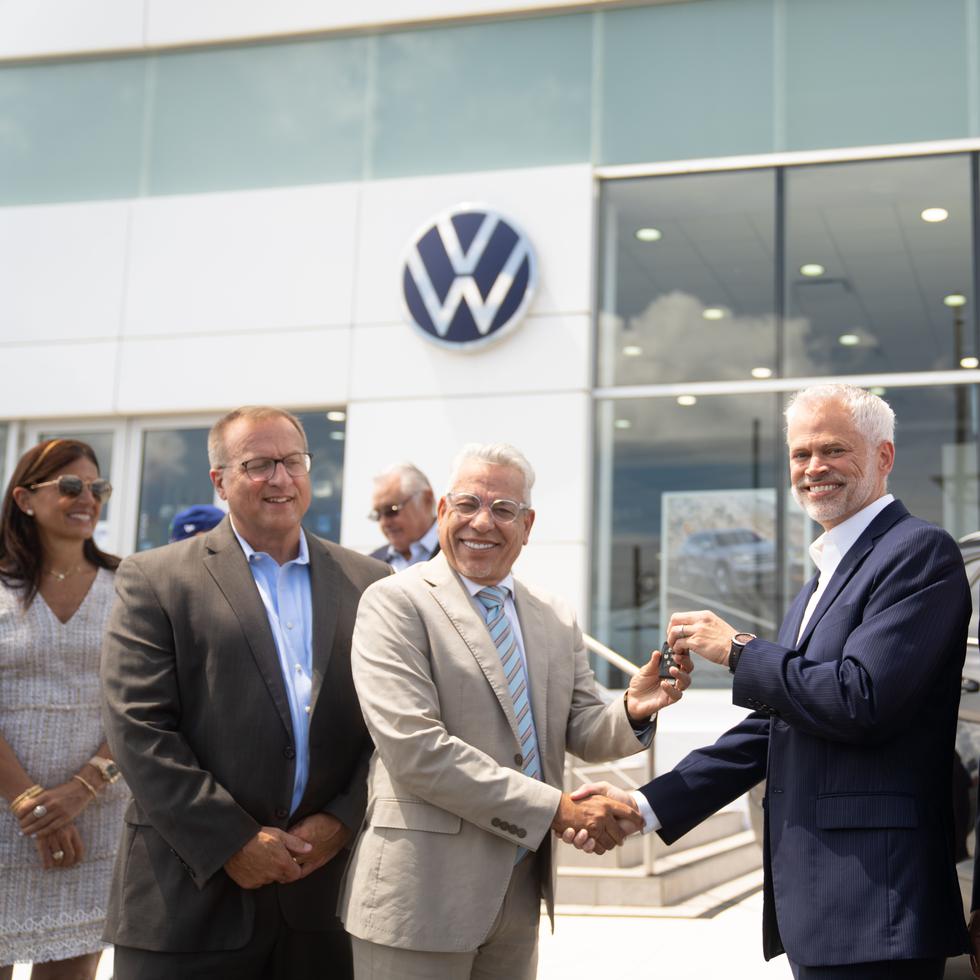 El director de Piezas y Servicios de Volkswagen North America, Joe Rood, entrega llave de vehículo al presidente de Mech-Tech College, Edwin Colón.