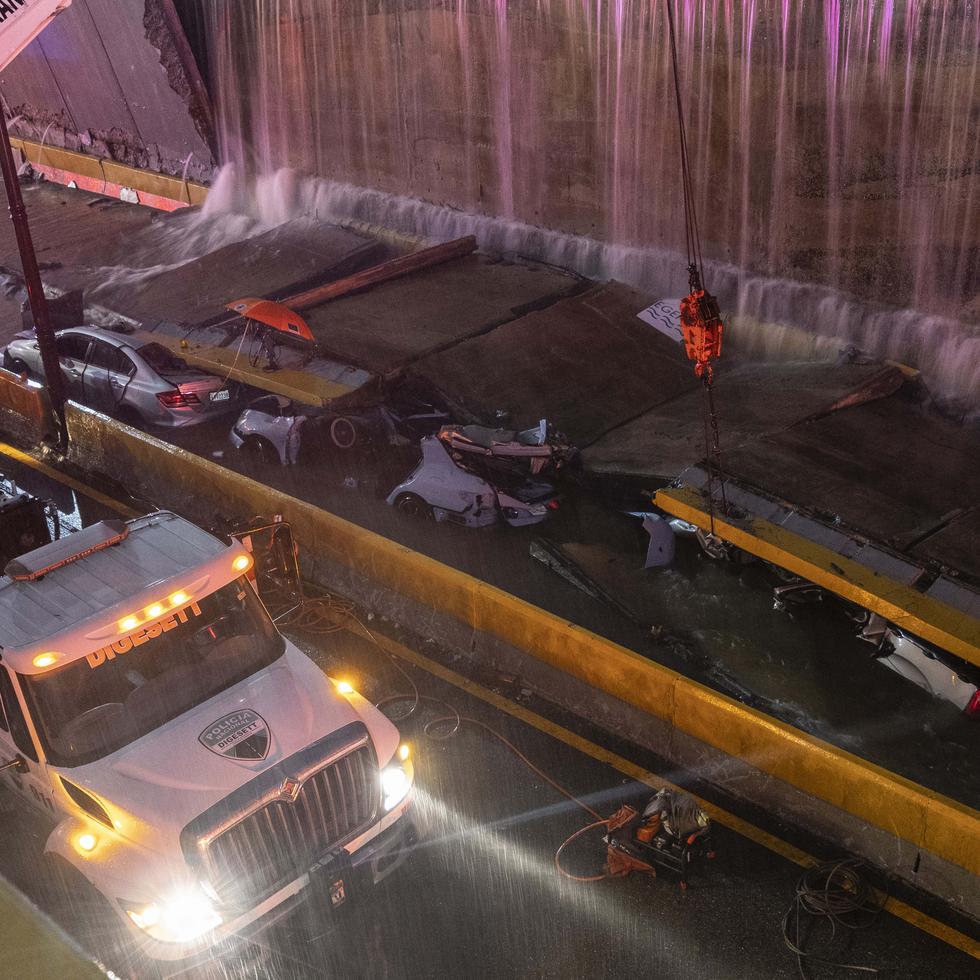 La caída el sábado de los muros laterales de un paso a nivel en el centro de Santo Domingo cobró la vida nueve personas, al quedar los cinco vehículos en que viajaban atrapados bajo los escombros.