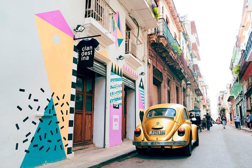 Desde 2015, Clandestina es el primer sello de moda independiente cubano, y produce ropa y vende en una tienda-taller en la Habana Vieja. (Suministrada)