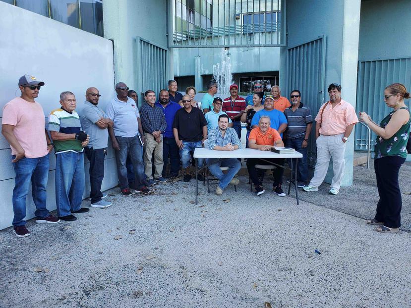 Un grupo de pescadores ya había llevado su reclamo a las oficinas del DRNA. A la extrema derecha, con camisa rosa, Roberto Silva, presidente del Congreso de Pescadores.