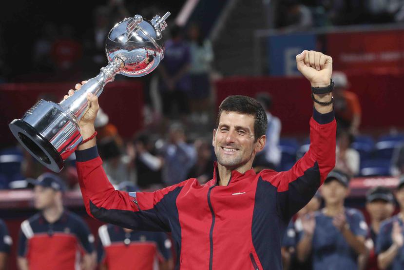 Djokovic alza el trofeo de campeón. (AP)