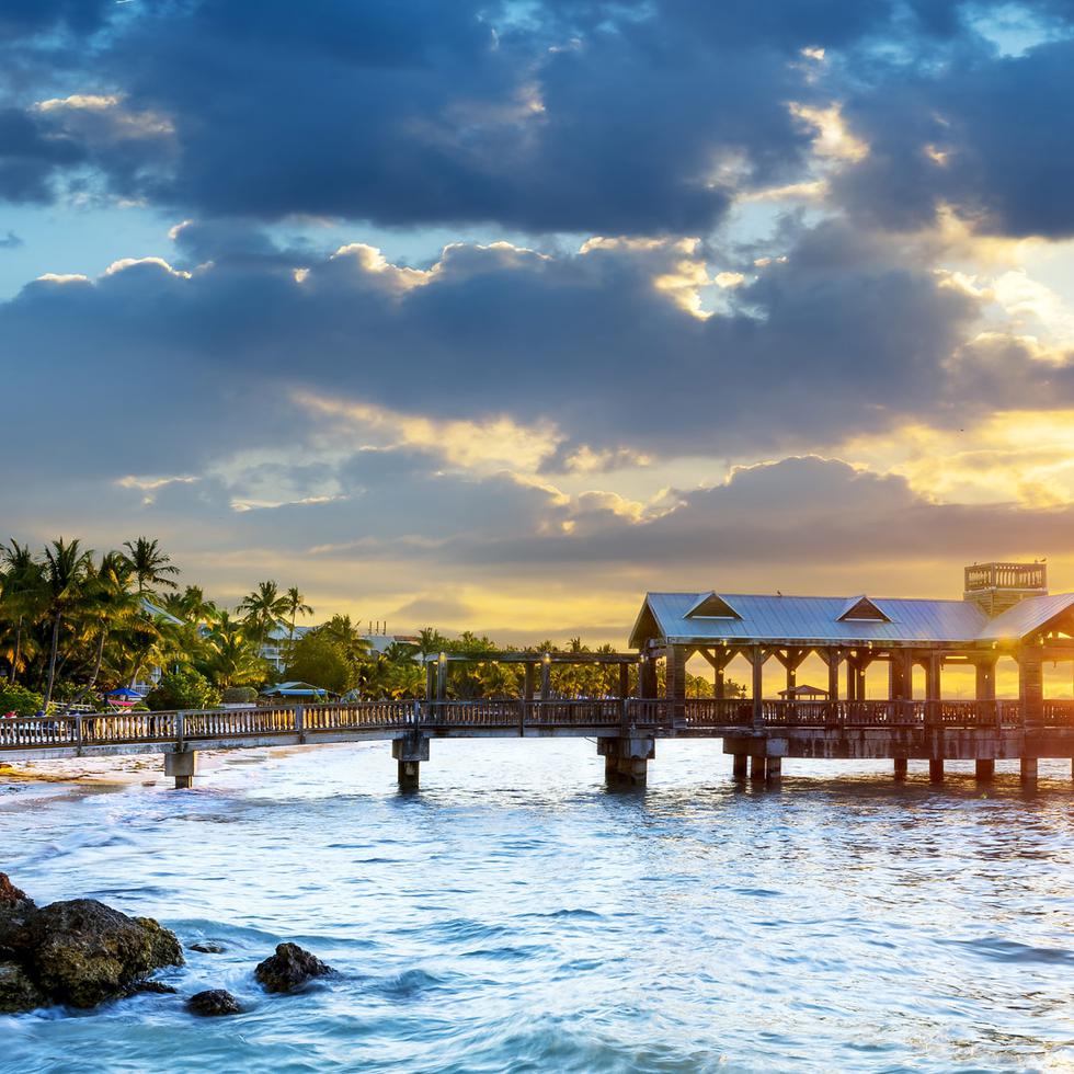 Las actividades románticas en los Cayos de la Florida incluyen disfrutar de una de las bellas puestas de sol en el Golfo de México.
