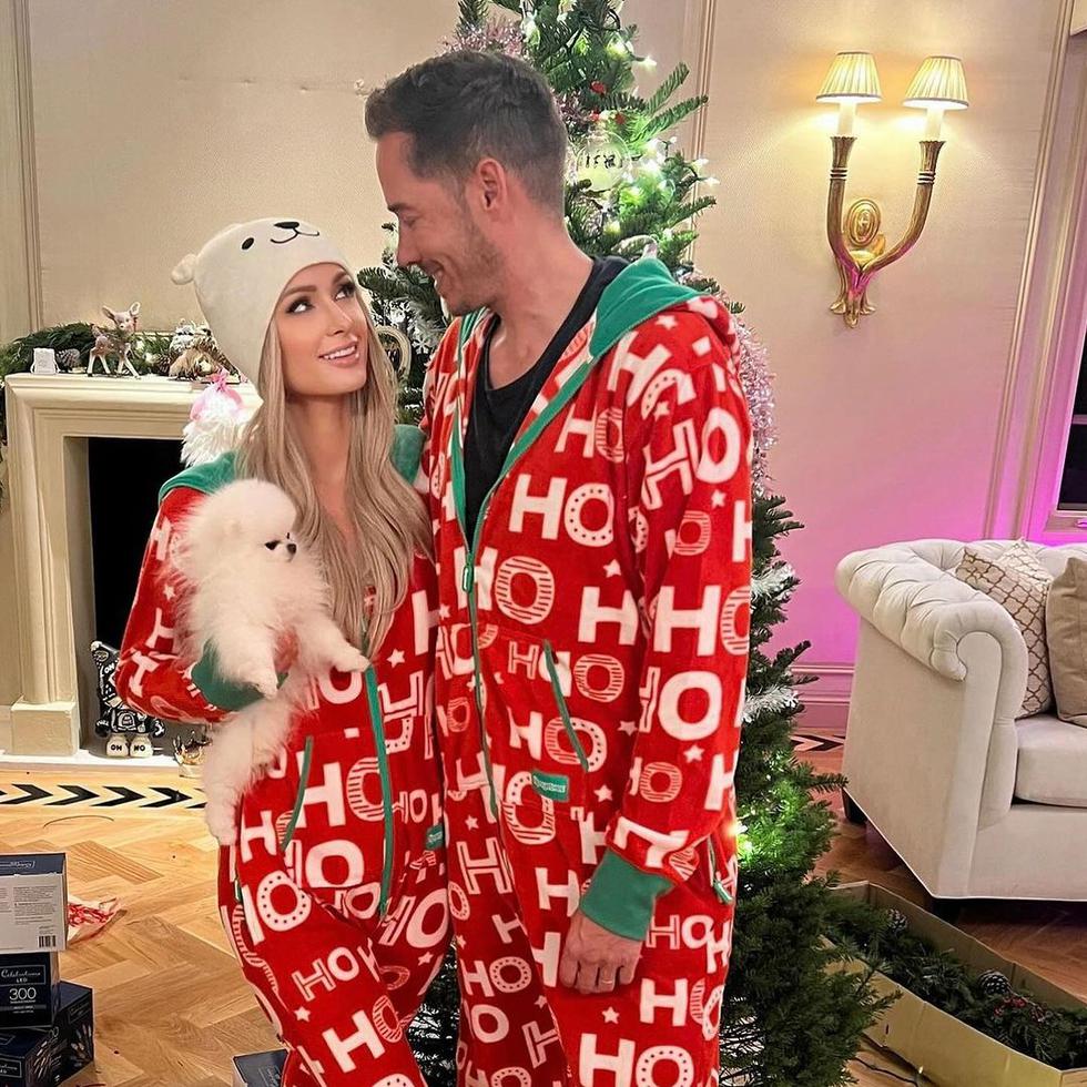 Paris Hilton, quien posó junto a su esposo, Carter Reum, ama la Navidad y estaba ansiosa de poder sacarse fotos familiares en esta época, en la que posaron para la revista People.