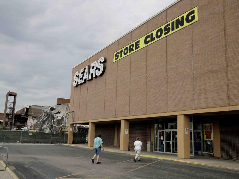 Sears, que en un momento dado contaba con 350,000 empleados, ha visto dicho número reducirse a menos de 90,000 al comenzar este año. (AP / Charlie Riedel)
