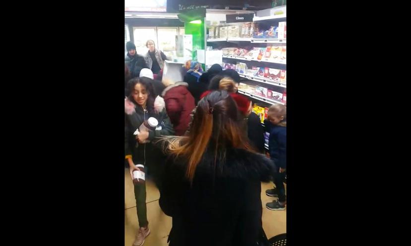 En esta imagen tomada de un video, un cliente se lleva un frasco de Nutella, mientras otros se reúnen alrededor de un exhibidor del producto en un supermercado en Toulon, sur de Francia (AP).